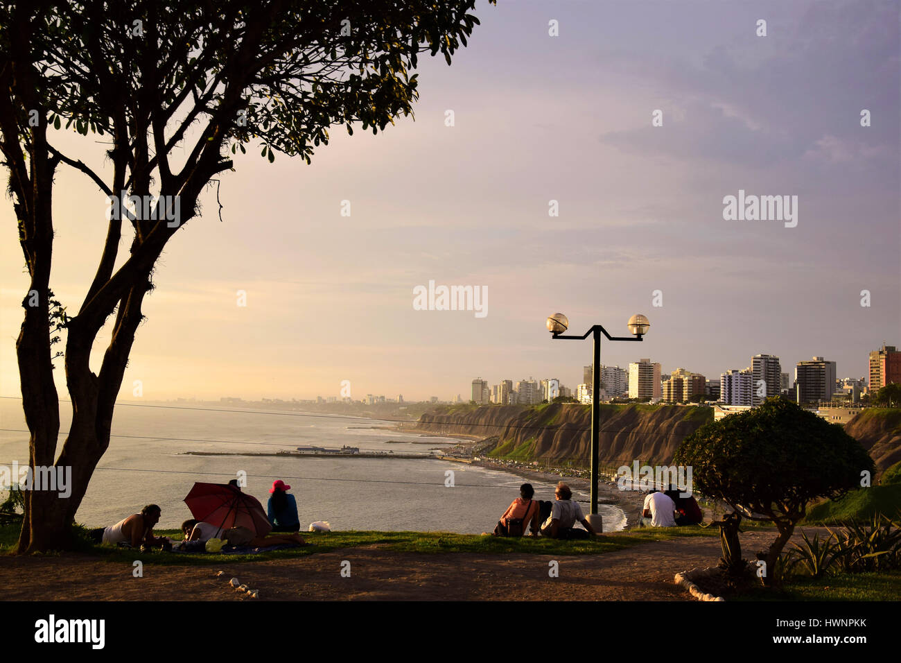 Les gens à la recherche sur le littoral de Barranco dans le sud de Lima, Pérou Banque D'Images