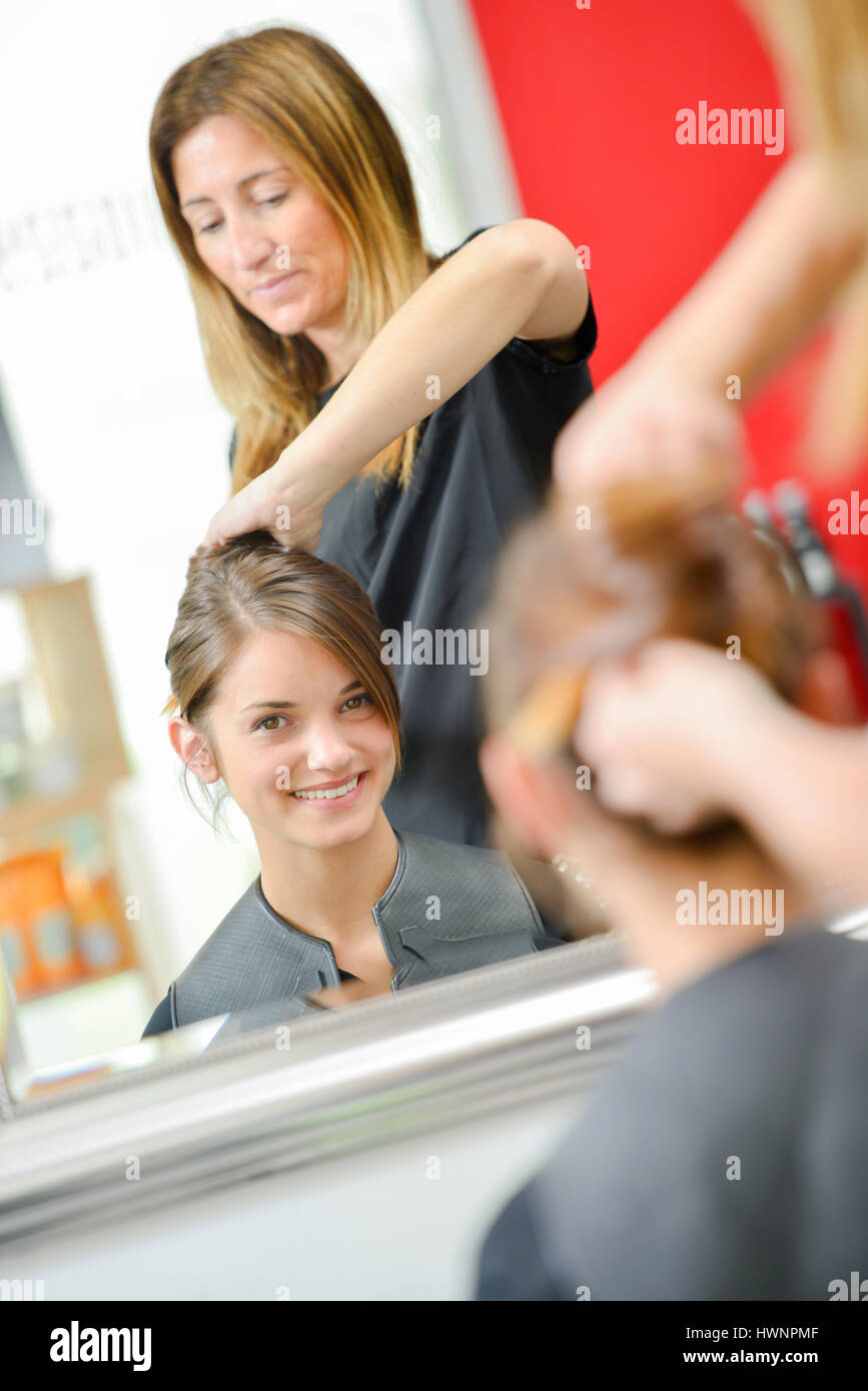 Jeune femme ayant les cheveux coupés Banque D'Images