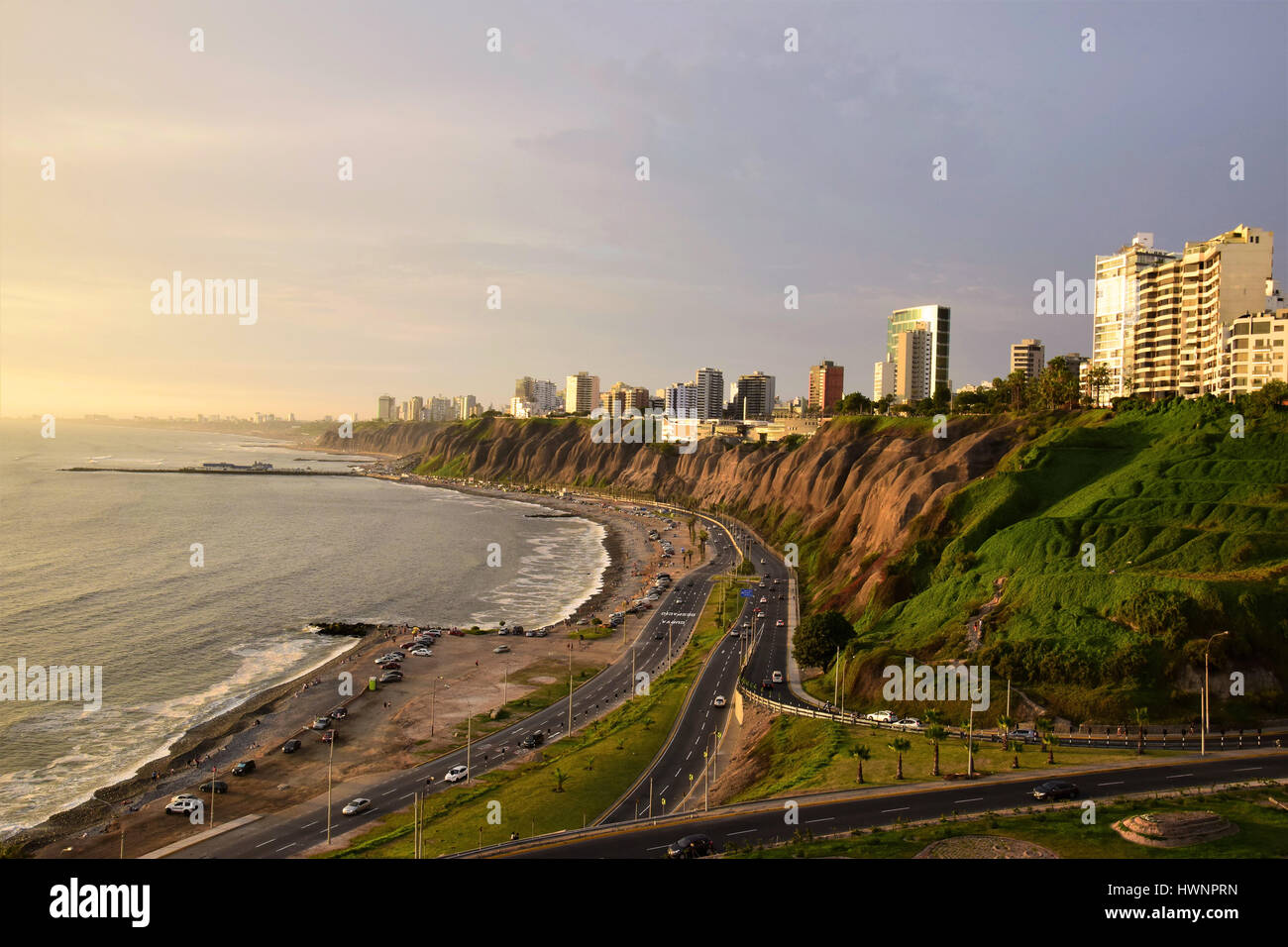 Les gens à la recherche sur le littoral de Barranco dans le sud de Lima, Pérou Banque D'Images