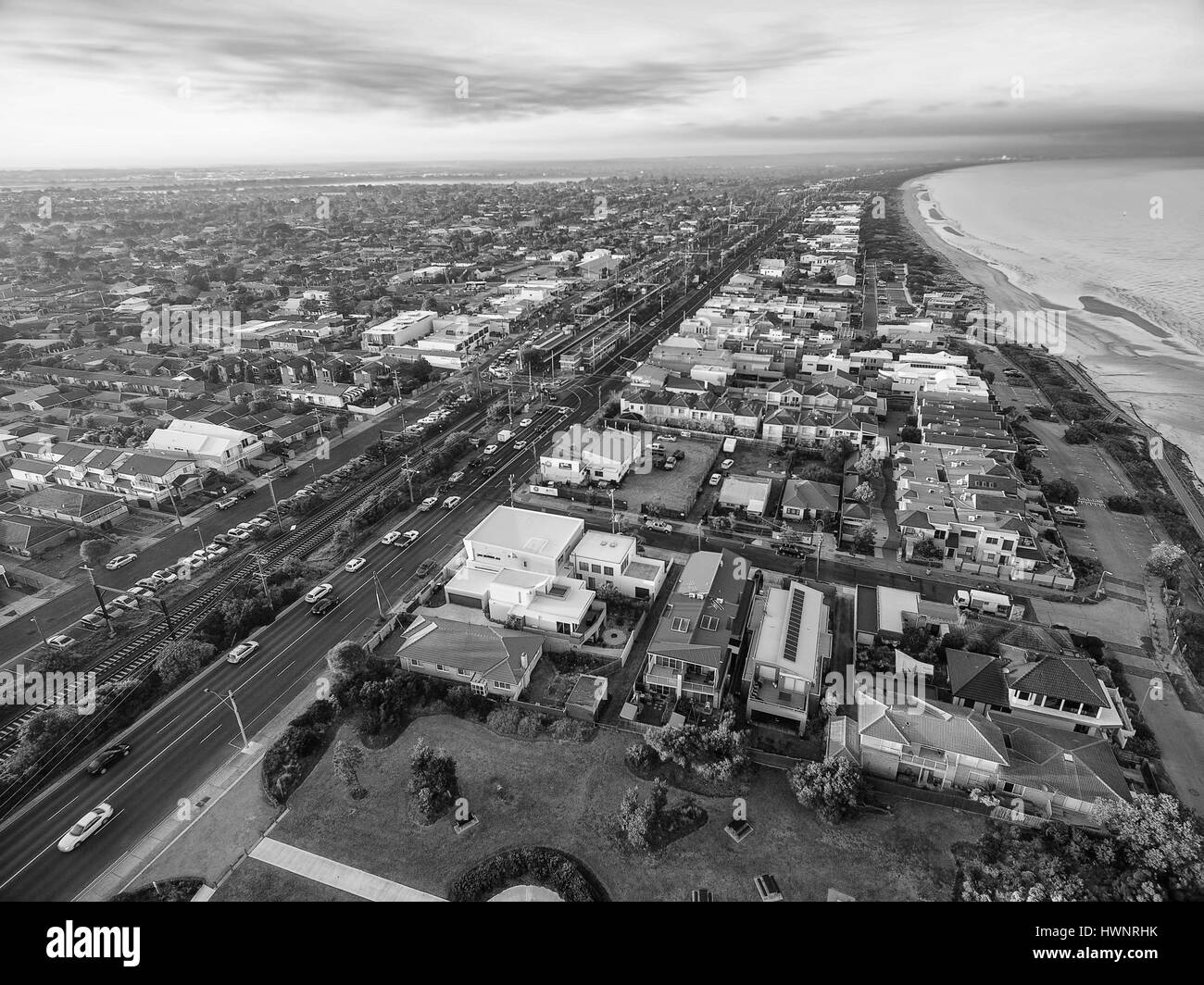 Le noir et blanc vue aérienne de Patterson Lakes suburb et Nepean Highway au lever du soleil. Melbourne, Victoria, Australie. Banque D'Images