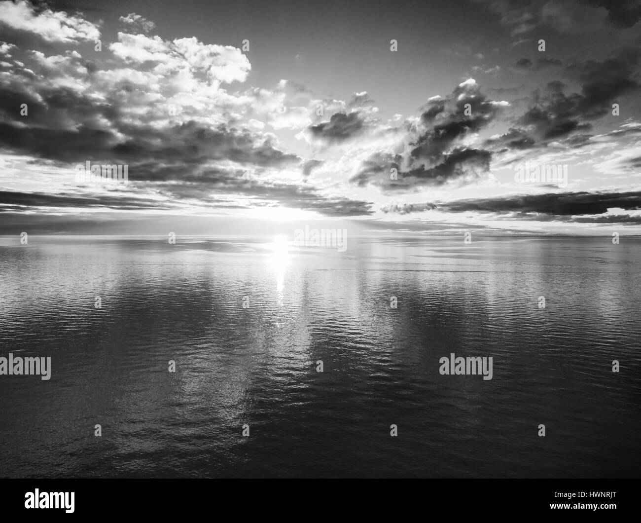 Coucher Du Soleil Noir Et Blanc Au Dessus De Leau Paysage