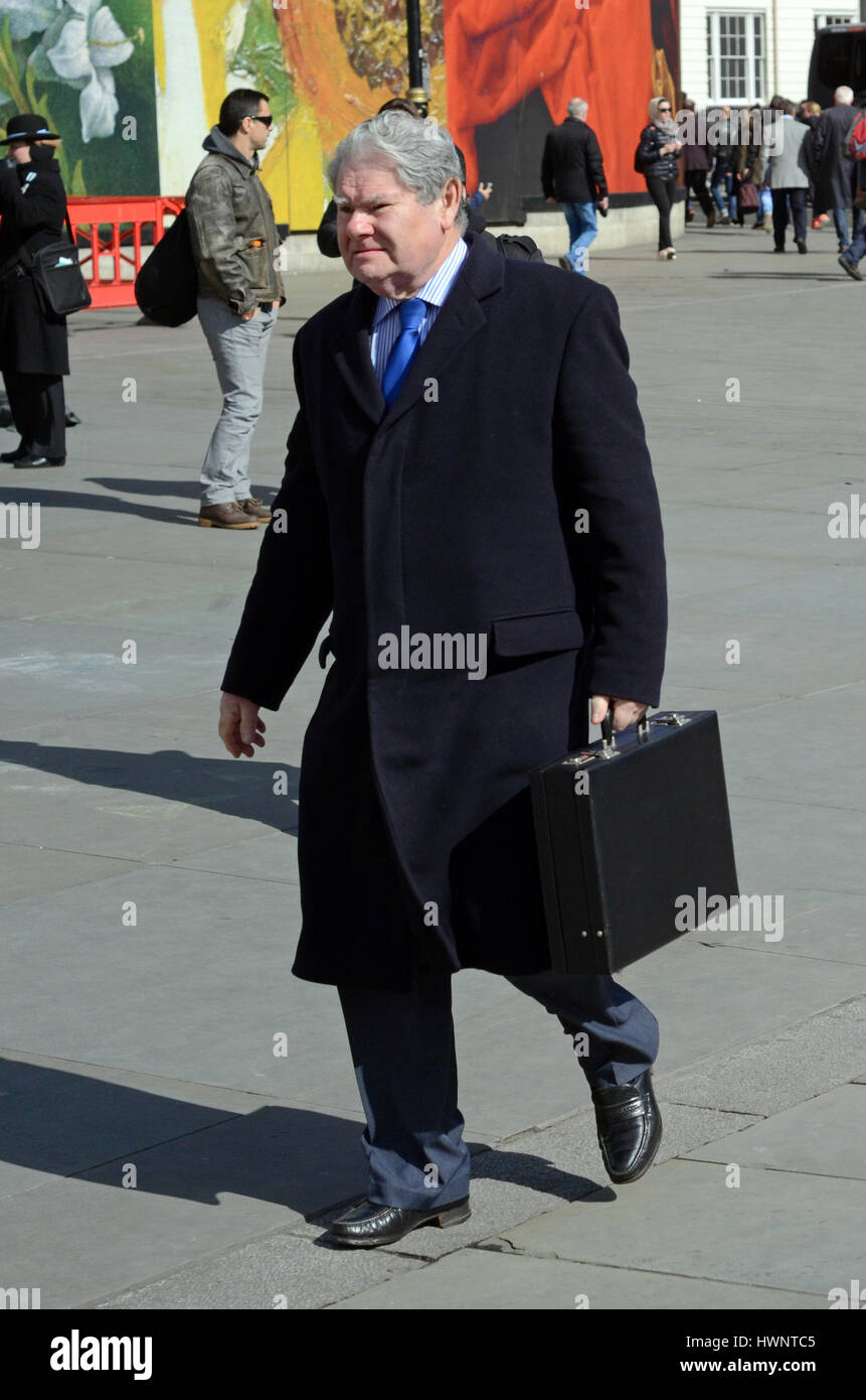 London, UK, 21/03/2017 Business man crossing Trafalgar Square. Banque D'Images