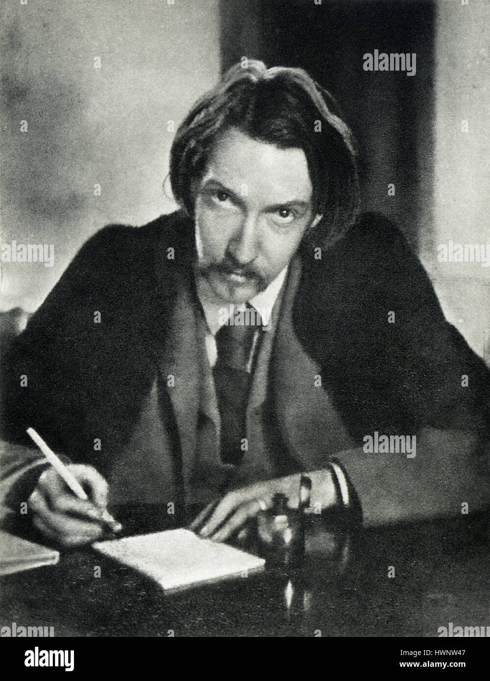 Robert Louis Stevenson, 1885 portrait photographique de l'auteur populaire de l'île au trésor, à l'âge de 35 dans sa toge universitaire Banque D'Images