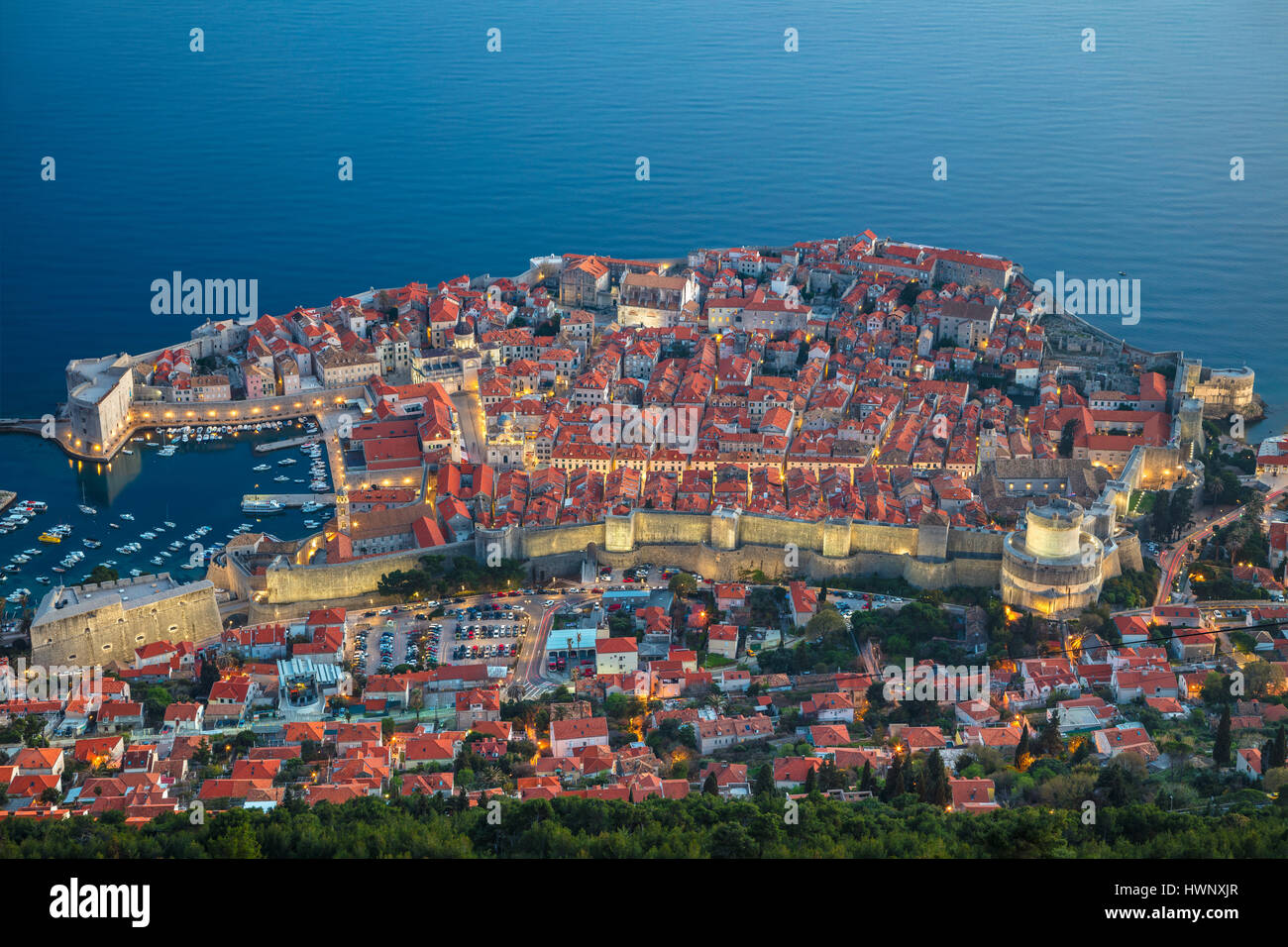 Dubrovnik, Croatie. Belle romantique vieille ville de Dubrovnik pendant le coucher du soleil. Banque D'Images