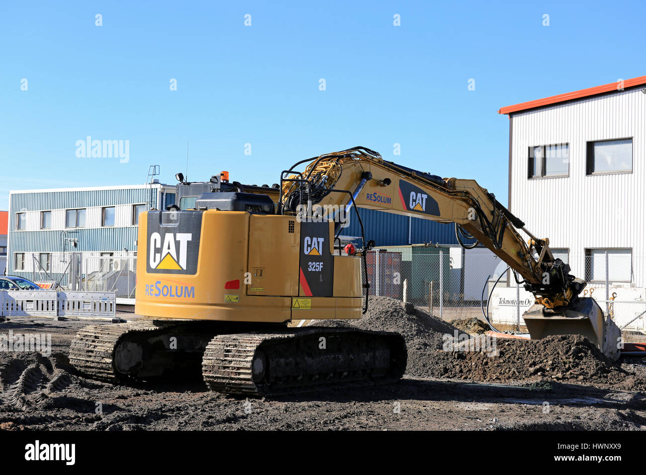 TURKU, FINLANDE - le 18 mars 2017 : 325F L'excavatrice hydraulique moyen om d'un chantier de construction sur une journée claire avec ciel bleu. Banque D'Images