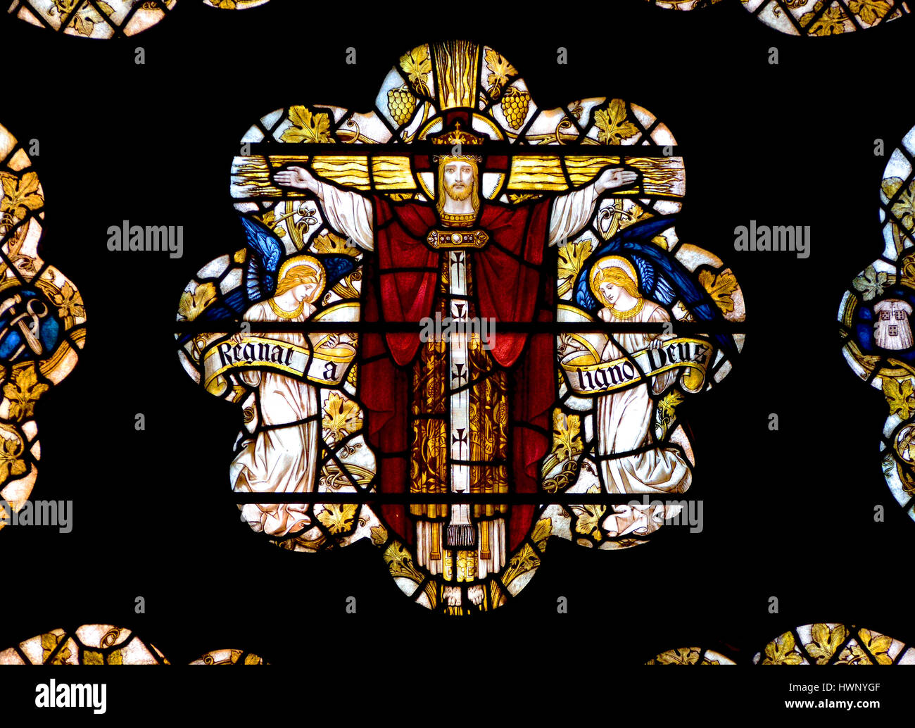 Londres, Angleterre, Royaume-Uni. L'église St Mary Abbots, Kensington. Un 'Regnat deus ligno" (Dieu régna du bois / arbre) Crucifixion Banque D'Images
