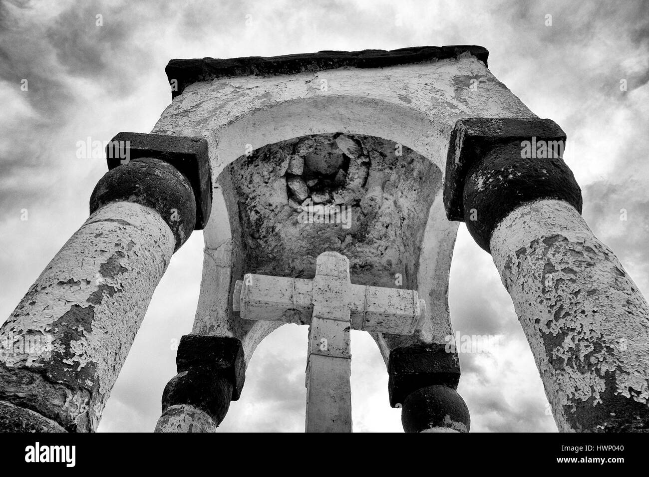 Image en noir et blanc d'une croix appartiennent à une église de Parinacota (Chili) Banque D'Images