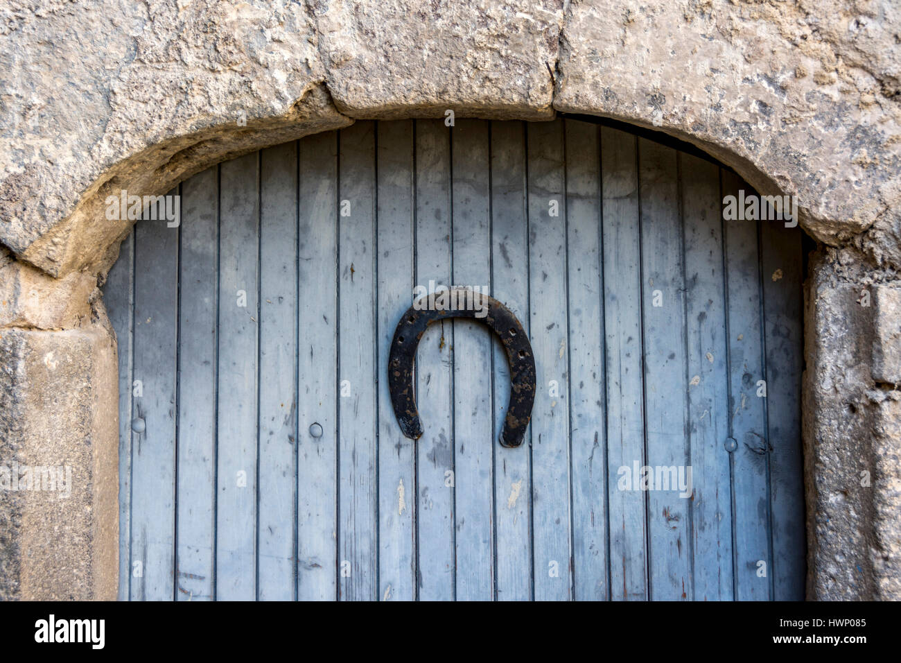 La chance à cheval sur une porte en bois. L'Auvergne. France Photo Stock -  Alamy