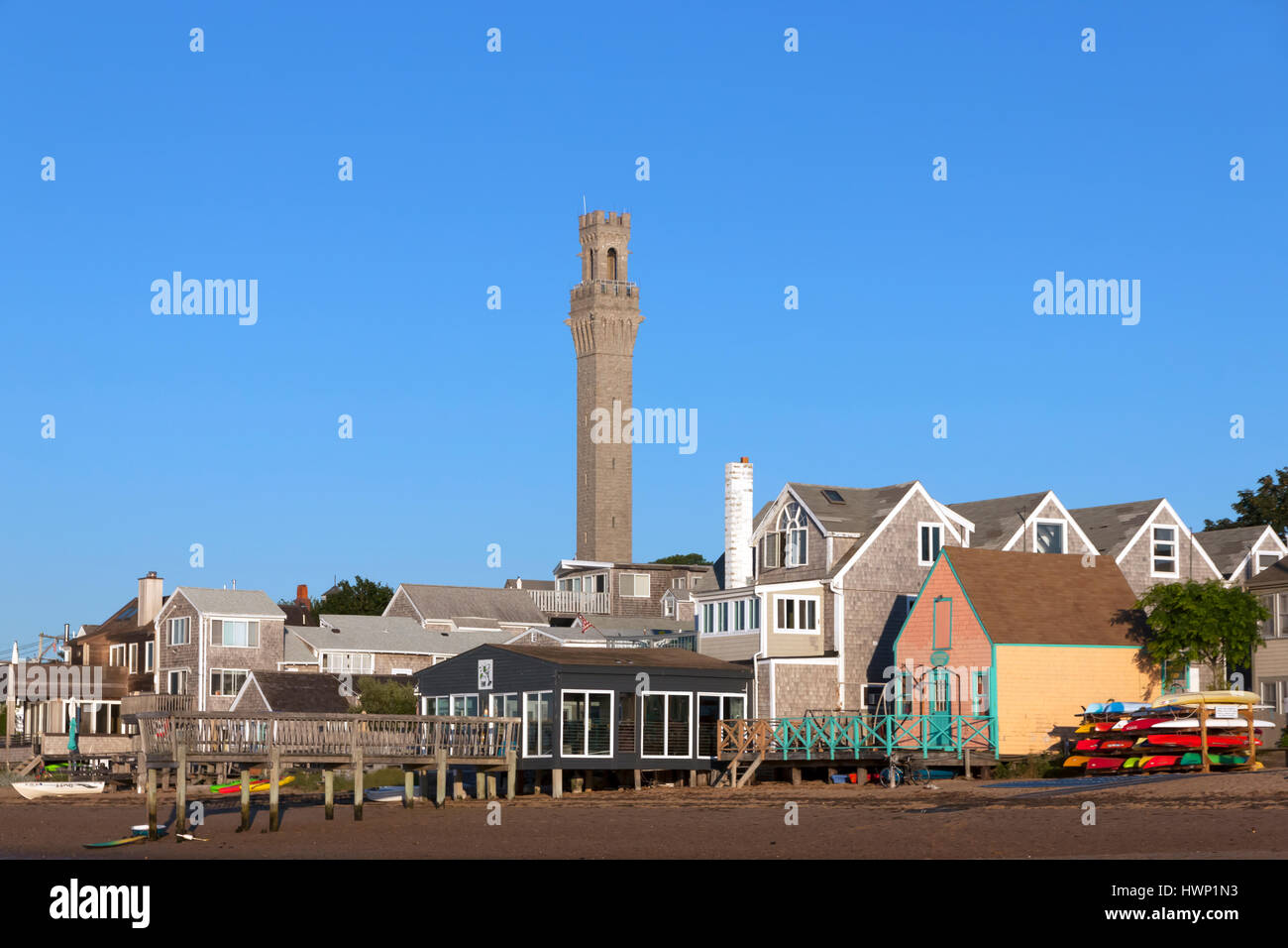 Paysage de Provincetown montrant les bâtiments du front de mer et de la célèbre Pilgrim Monument. Banque D'Images
