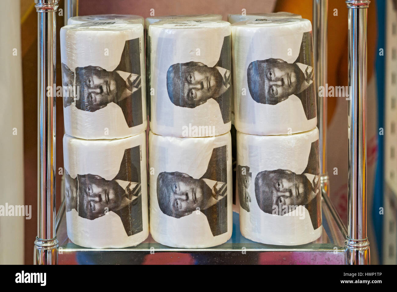 Rouleaux de papier toilette Donald Trump à vendre à It'sugar, une boutique de bonbons et de nouveauté sur Broadway à Greenwich Village, New York City Banque D'Images