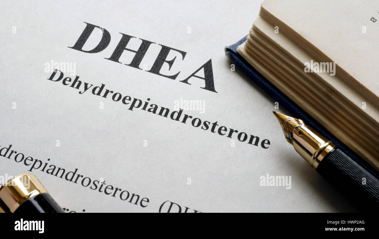 La déhydroépiandrostérone (DHEA) ou androstenolone rédigé sur une page. Les droits de l'hormones. Banque D'Images