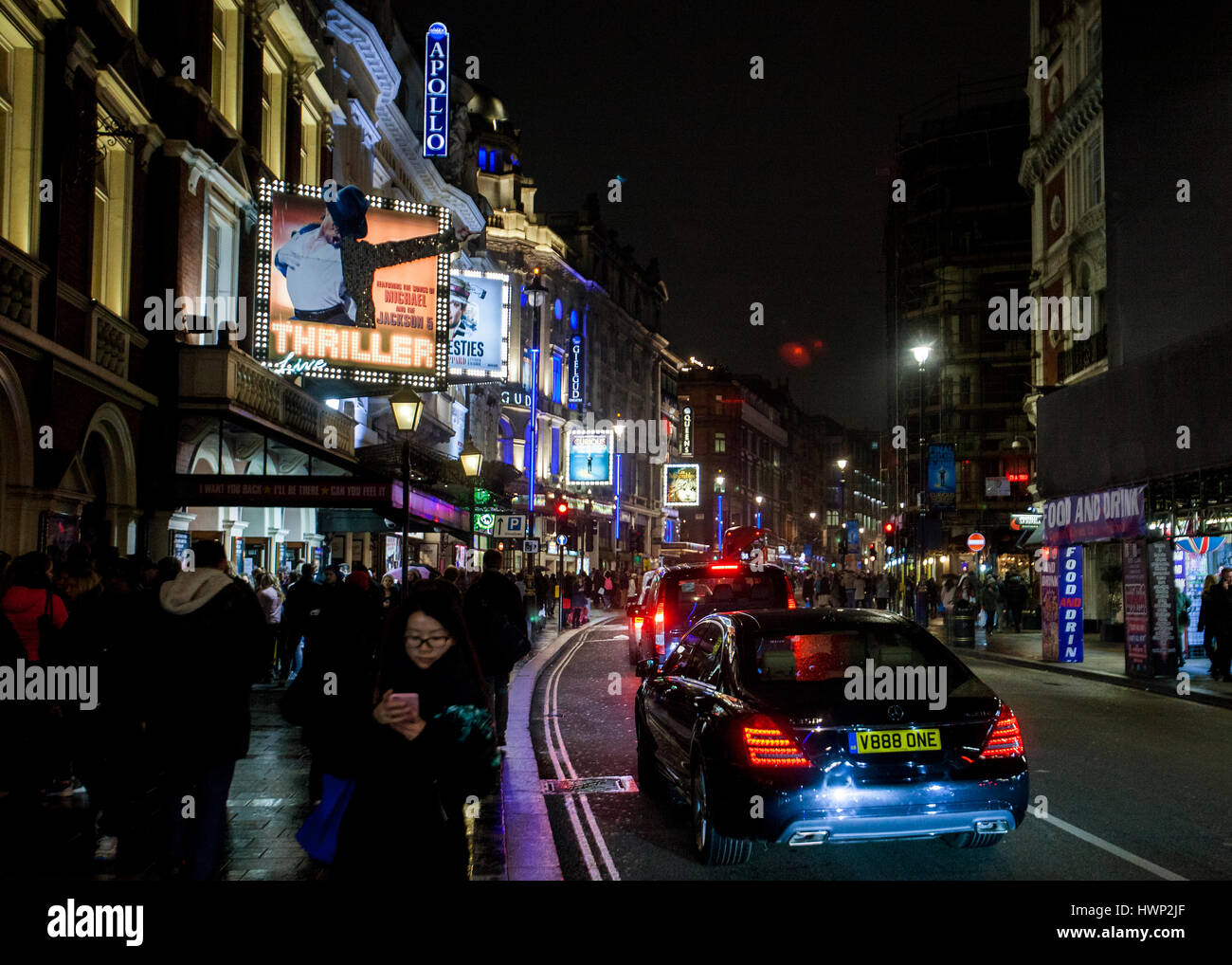 Shaftesbury Avenue London West End theatre land néons de nuit reflète dans la rue humide Banque D'Images