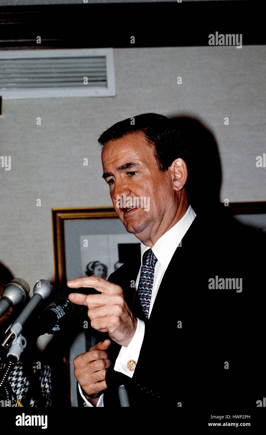 Candidat présidentiel républicain Pat Buchanan répond aux questions des journalistes lors d'une conférence de presse à Washington DC., 1992. Photo par Mark Reinstein Banque D'Images