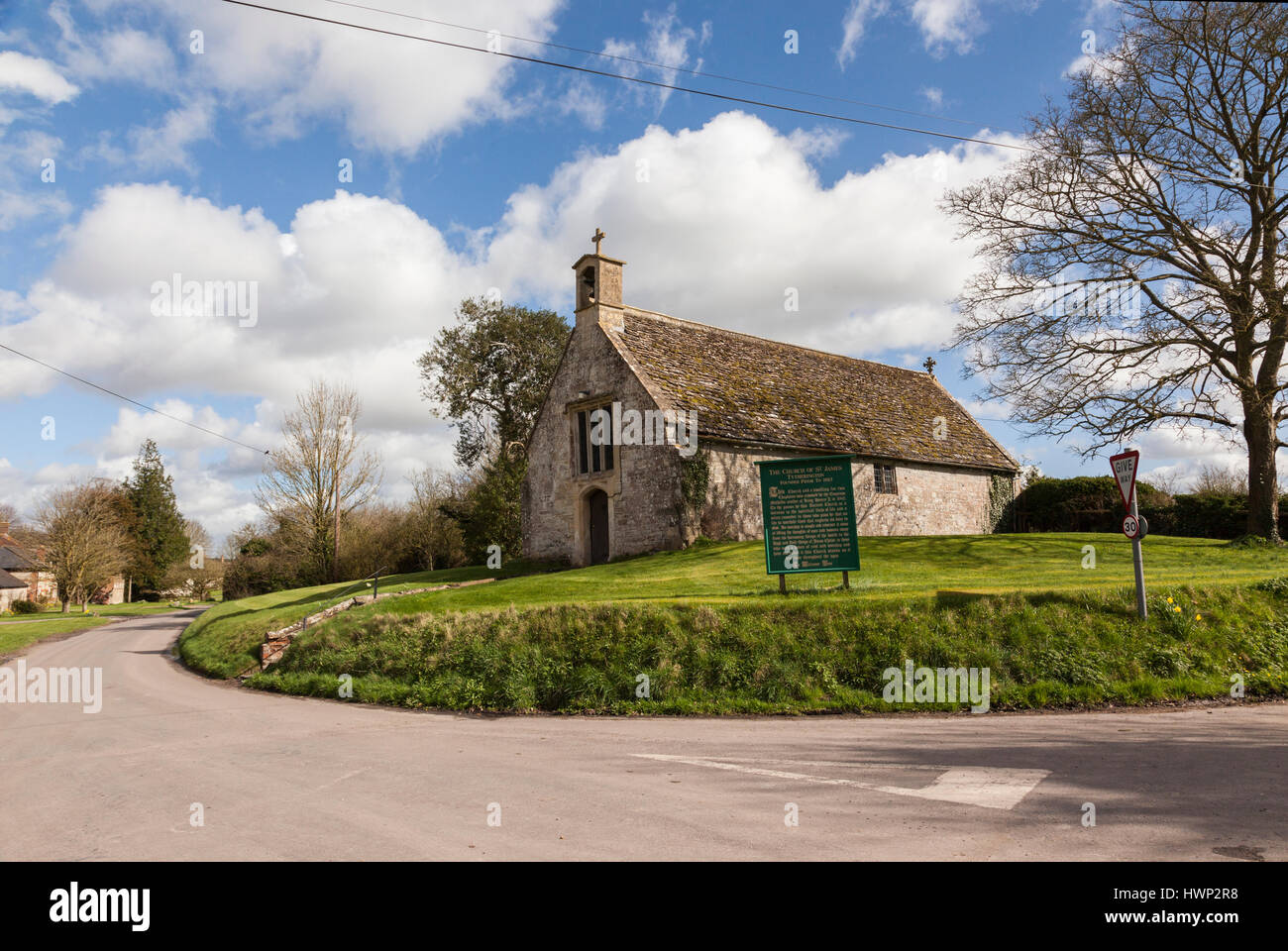 Pittoresque église St James dans le village Wiltshire de Tytherington, Angleterre, Royaume-Uni. Une petite église de village de 12th ans classée Grade II*. Banque D'Images