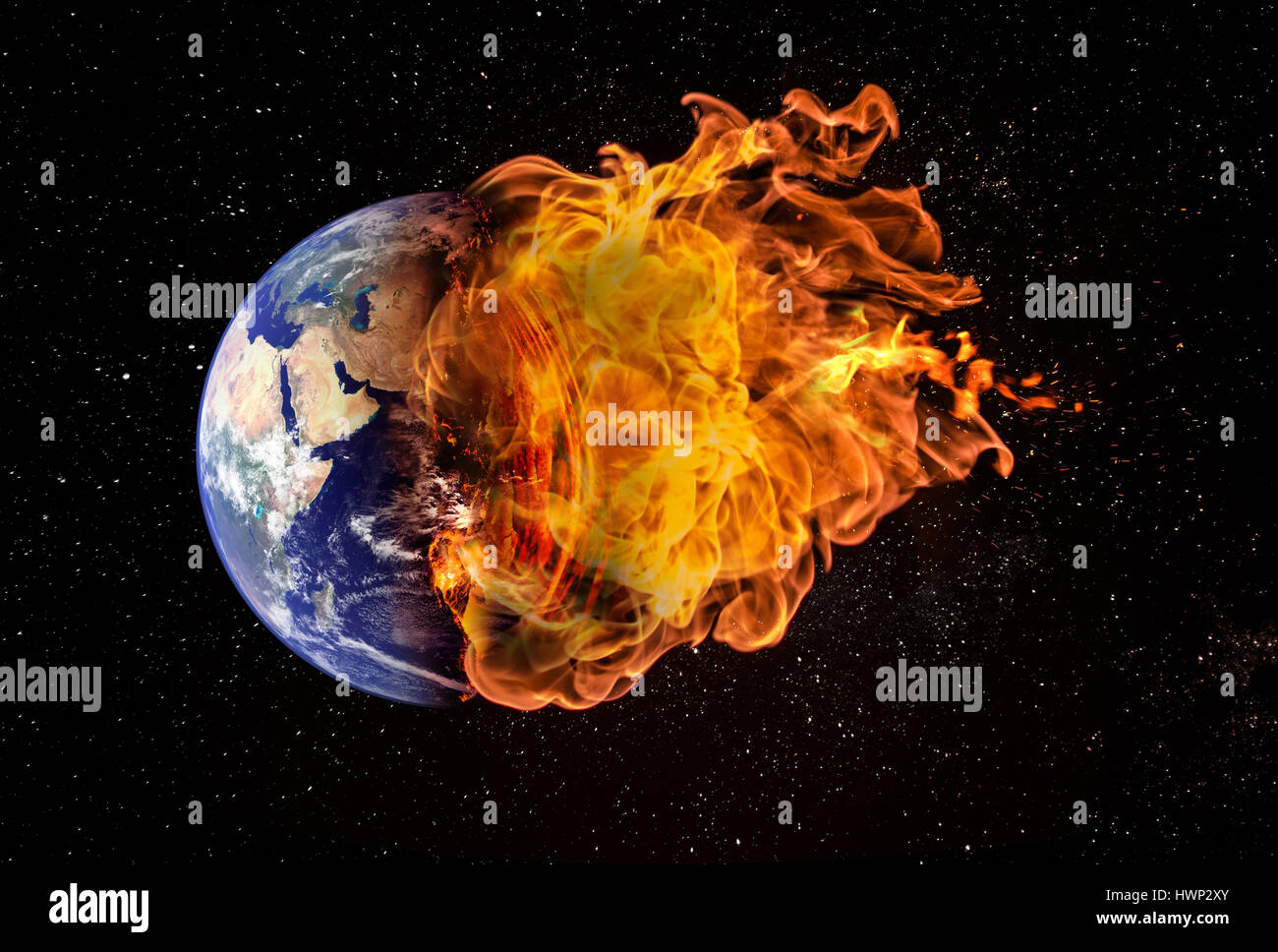 La planète terre dans l'espace la proie des flammes. Concept de catastrophes naturelles, le réchauffement climatique, l'apocalypse, la guerre, le jour du jugement. Éléments de cette image de nous Banque D'Images