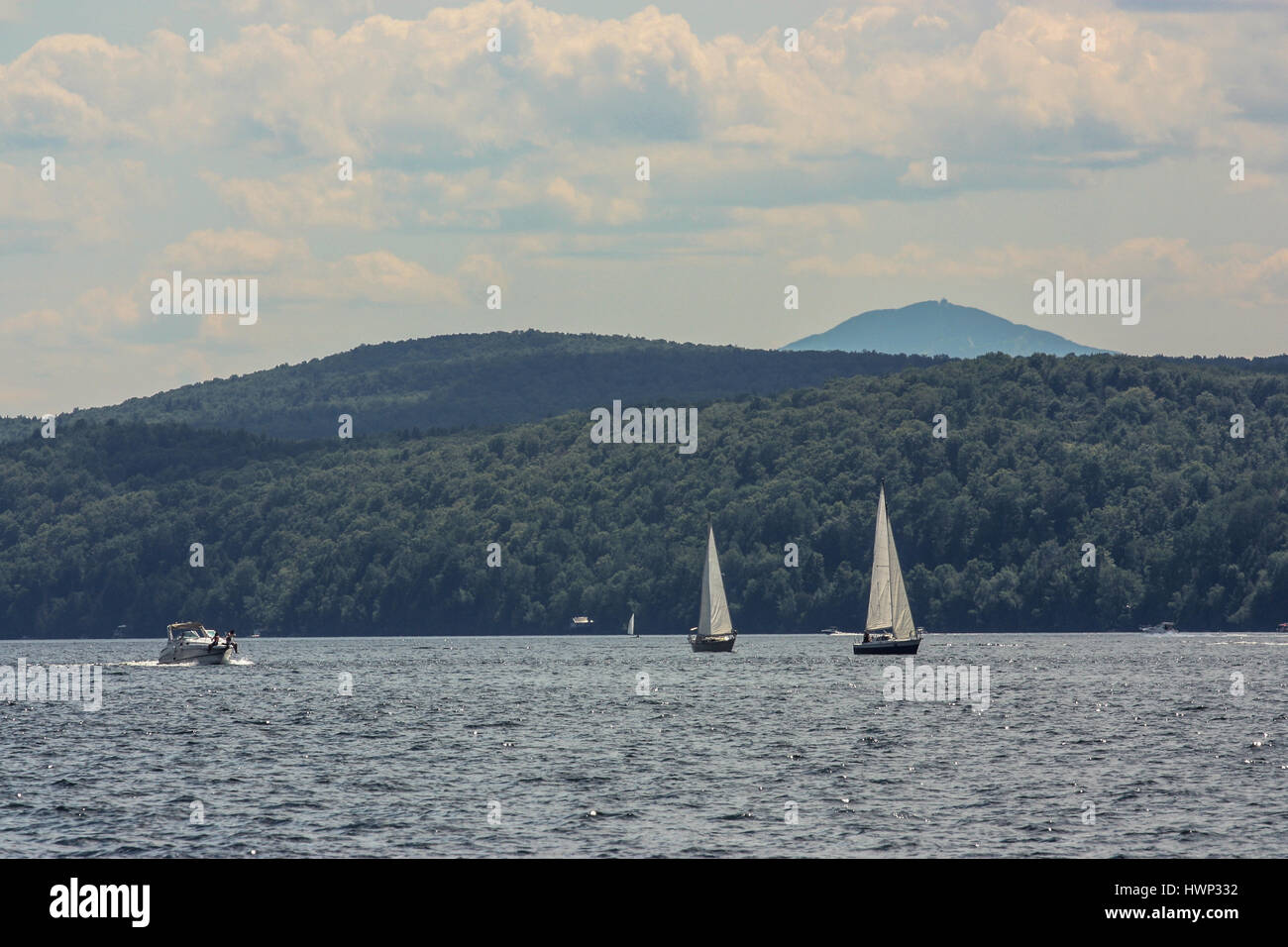 Bateaux à voile sur un lac avec des montagnes Banque D'Images