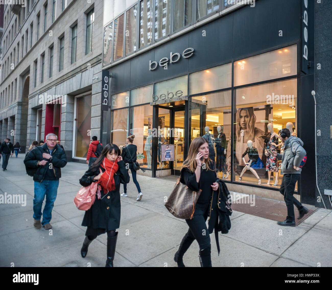 Un Bebe vêtements pour femmes magasin à Herald Square à New York le Mardi, Mars 21, 2017. Bebe est signalé à la fermeture de tous ses magasins et ne sera qu'une présence en ligne. Le plan est un effort pour le détaillant de vêtements pour femmes d'éviter le dépôt de bilan. (© Richard B. Levine) Banque D'Images