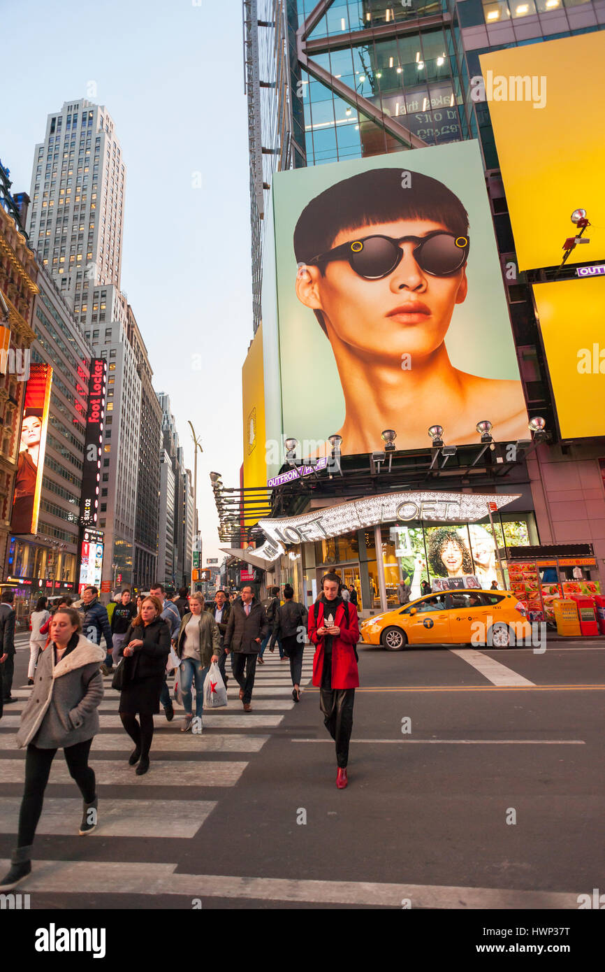 Un panneau d'affichage à Times Square à New York annonce la fusion  Spectacles, une caméra-lunettes hybride, le Mardi, Mars 21, 2017. Snap, le  propriétaire de Snapchat et les spectacles, a vu ses