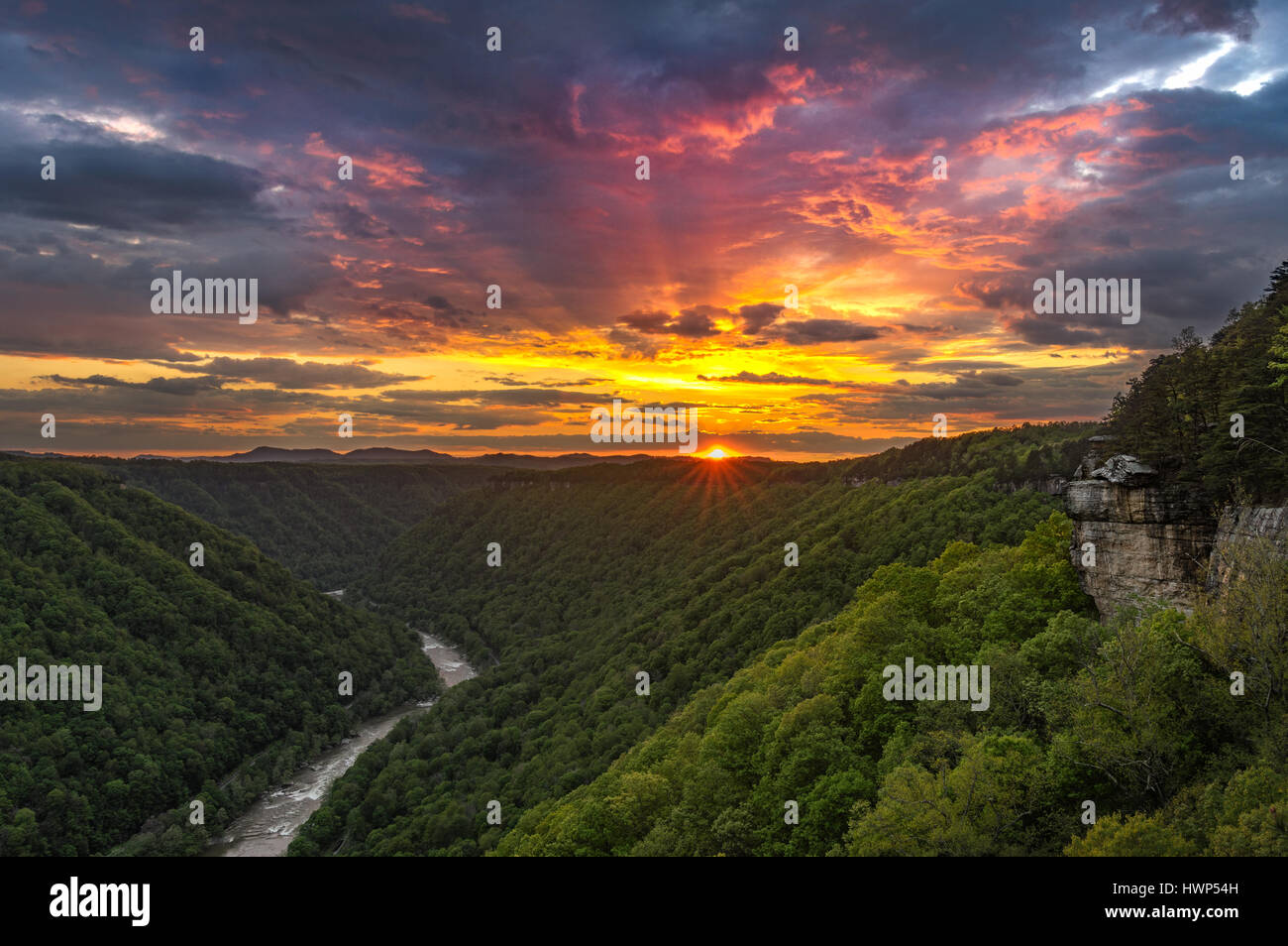 Les rayons de soleil laissent derrière eux une explosion de couleurs comme les nuages de tempête s'abattre sur la New River Gorge de montagne de beauté. Banque D'Images