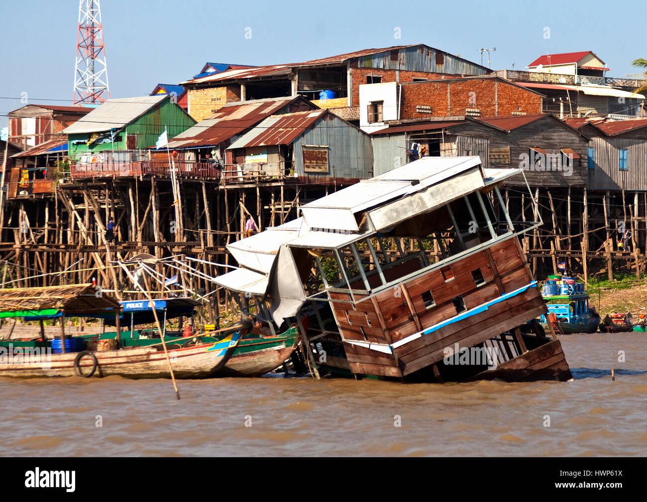 Bateaux et maisons entassés sur les rives du fleuve Tonlé Sap "à Kampong Chhnang Banque D'Images