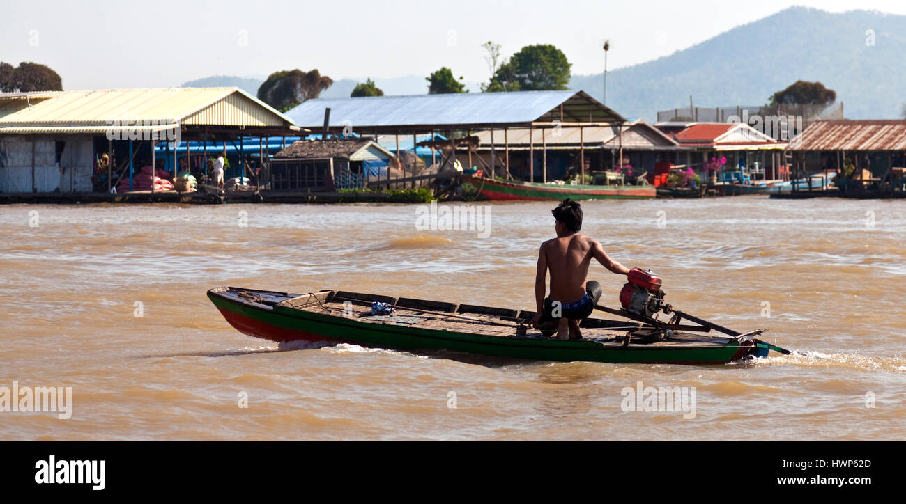 Batelier cambodgien la position sur la rivière à Kampong Chhnang Banque D'Images