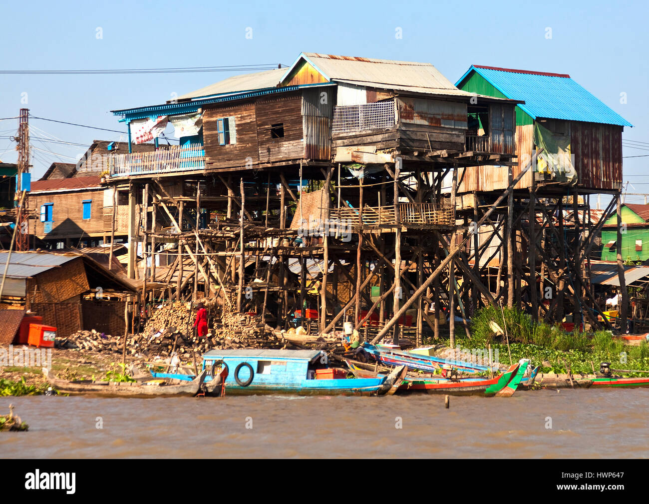 Les maisons construites sur pilotis à Kampong Chhnang pour éviter les inondations Banque D'Images