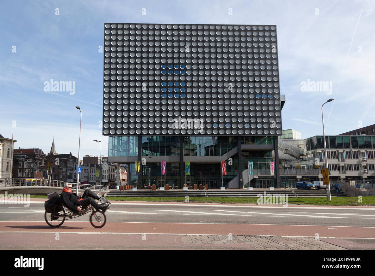 Utrecht, Pays-Bas, 15 mars 2017 : l'homme sur vélo couché vélo en face de Tivoli Concert Hall Vredenburg dans la ville néerlandaise d'Utrecht Banque D'Images