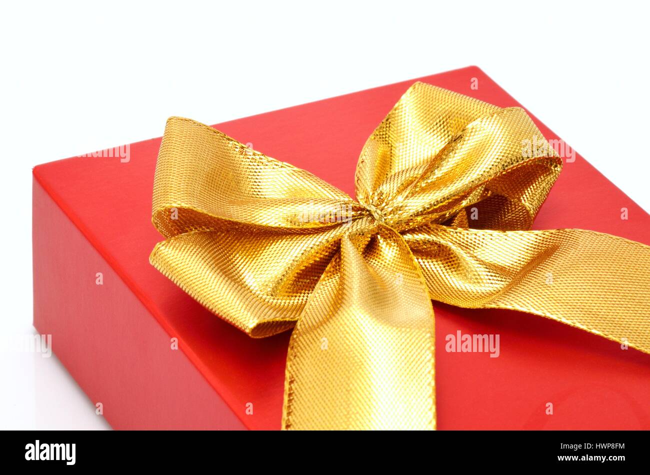Boîte cadeau rouge avec noeud ruban or close-up. Banque D'Images