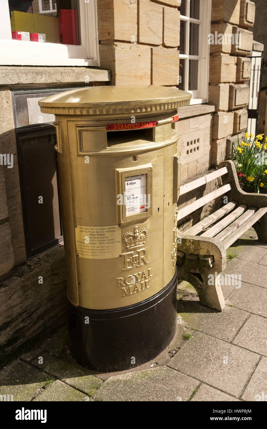 Une petite ville de Sherborne Dorset England UK Peter Wilson Gold Letter Box Banque D'Images
