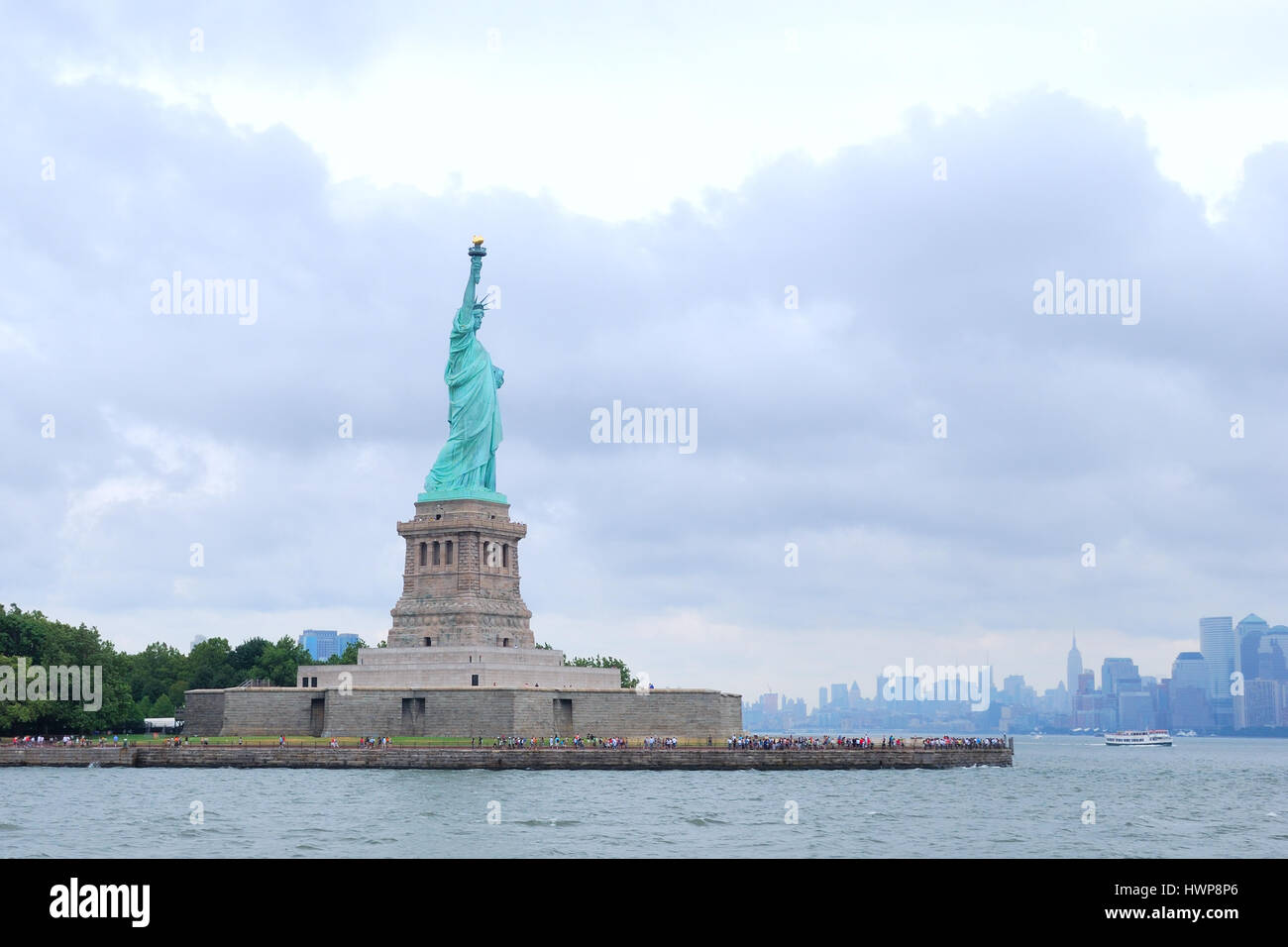 Liberty Island et la Statue de la liberté, vue de l'eau. Banque D'Images