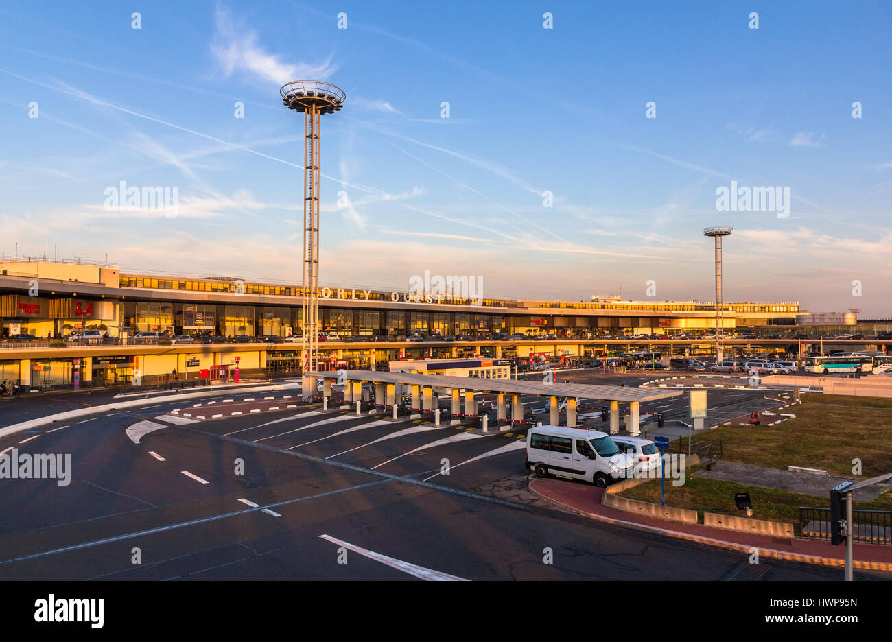 PARIS, FRANCE - 4 octobre : terminal de l'ouest de l'aéroport de Paris-Orly à Paris le 4 octobre 2014. Orly est le deuxième aéroport français avec 28 274 154 passagers servis en 2013 Banque D'Images