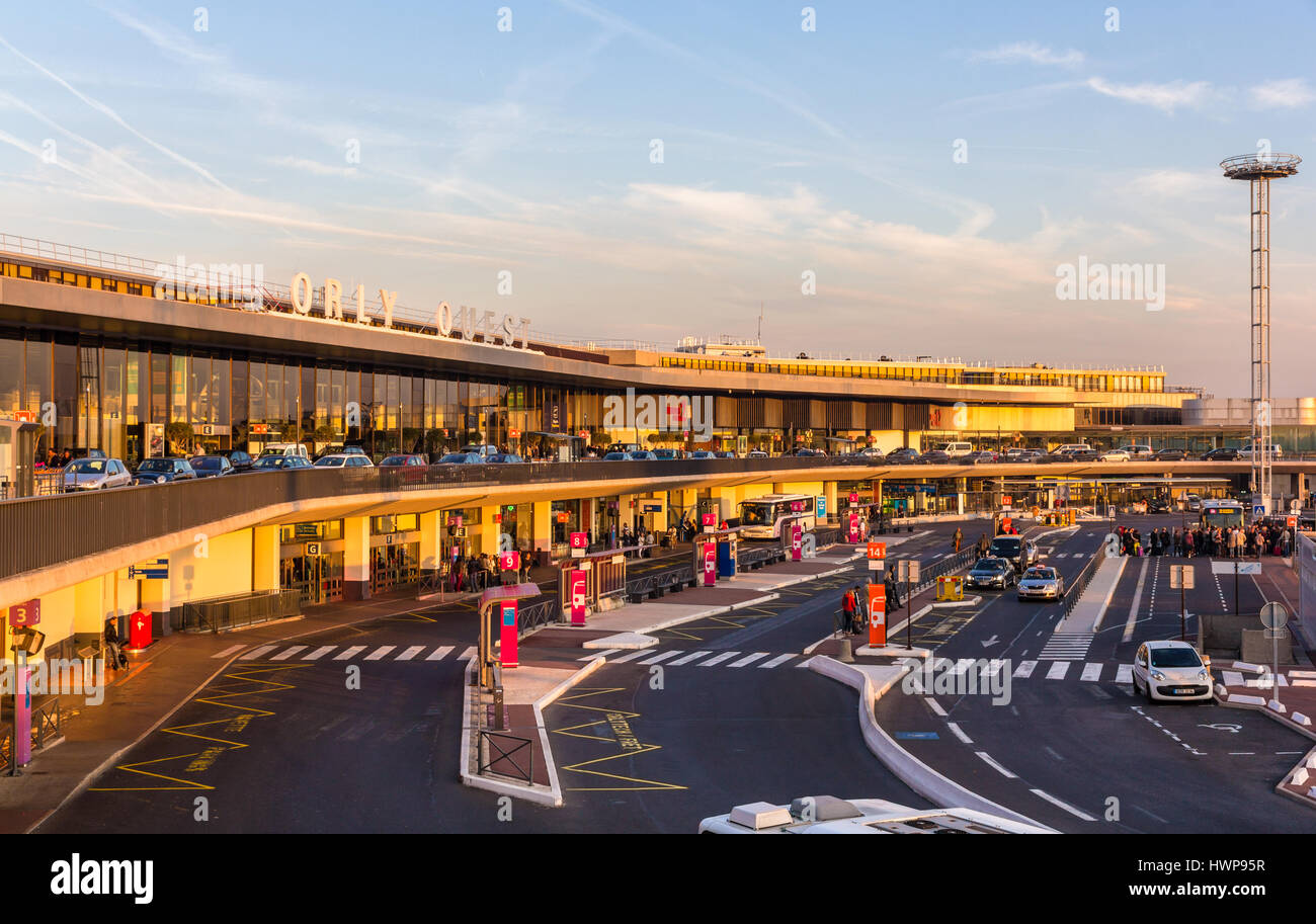 PARIS, FRANCE - 4 octobre : terminal de l'ouest de l'aéroport de Paris-Orly à Paris le 4 avril 2014. Ocrober Orly est le deuxième aéroport français avec 28 274 154 passagers servis en 2013 Banque D'Images