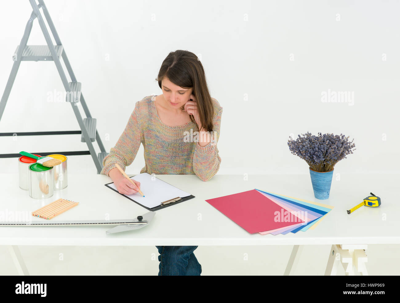 Les gens créatifs de travail. Vue rapprochée de brunette jeune designer femme travaillant avec palette de couleur sur bureau. Tourné de l'intérieur. Photo horizontale Banque D'Images