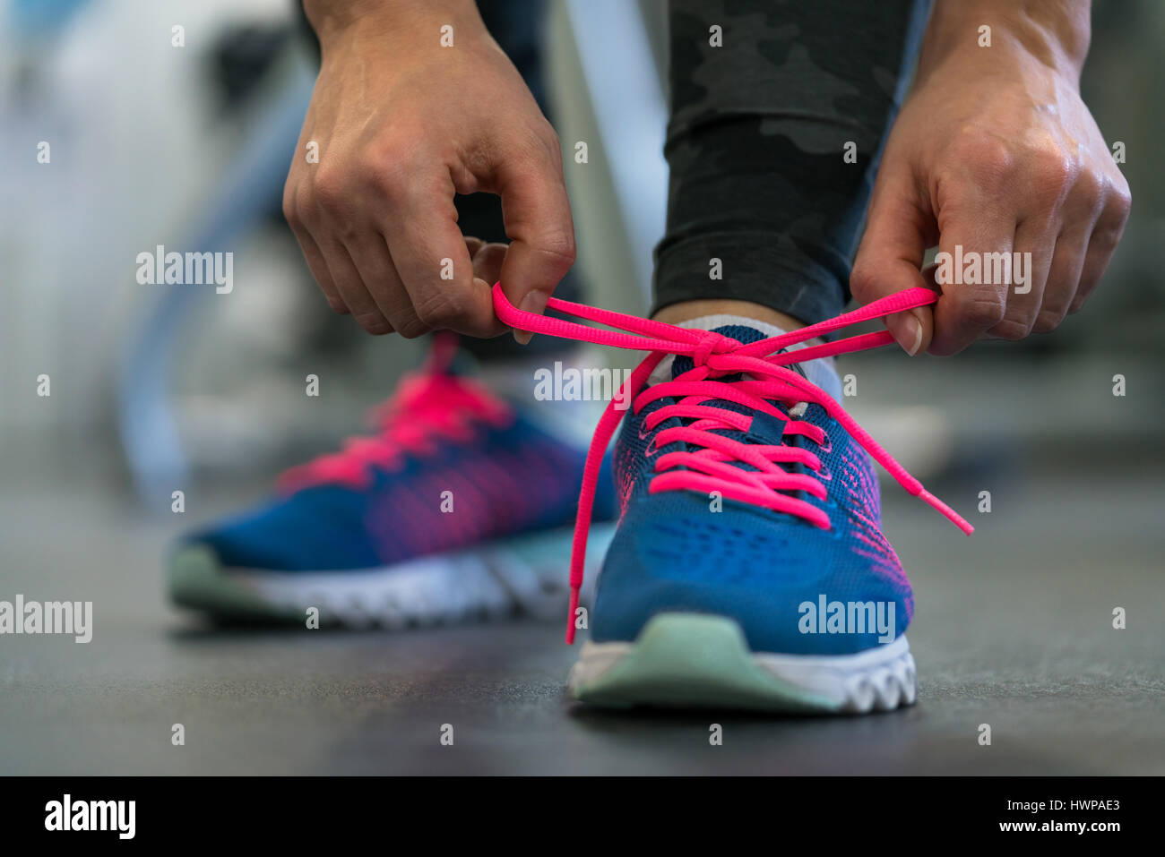 Chaussures Running - femme attachant lacets. De gros plan femme remise en forme pour se préparer à s'engager dans la salle de sport Banque D'Images