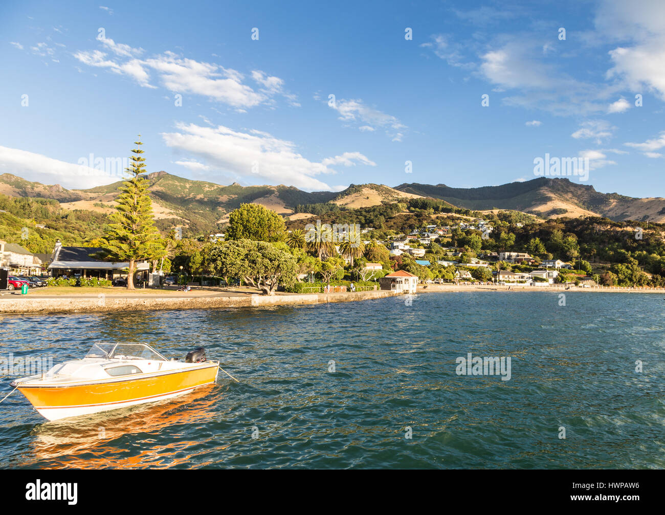 Après-midi d'été sur l'idyllique village d'Akaroa dans la péninsule de Banks, à proximité de la ville de Christchurch en Nouvelle-Zélande, île du sud. Banque D'Images