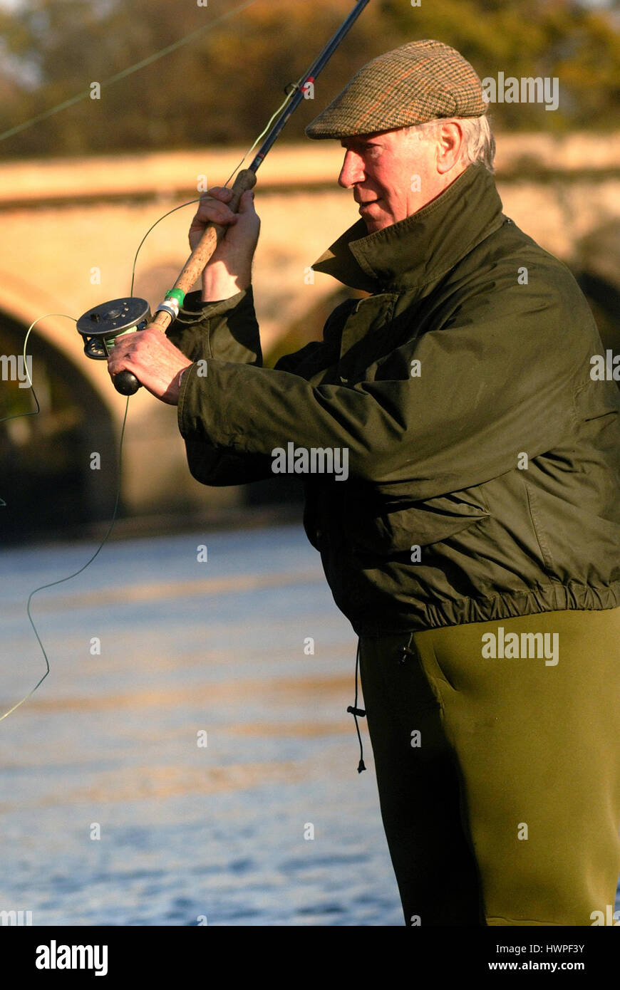 Jack Charlton pêche dans la Tweed à Cornhill-on-Tweed Banque D'Images