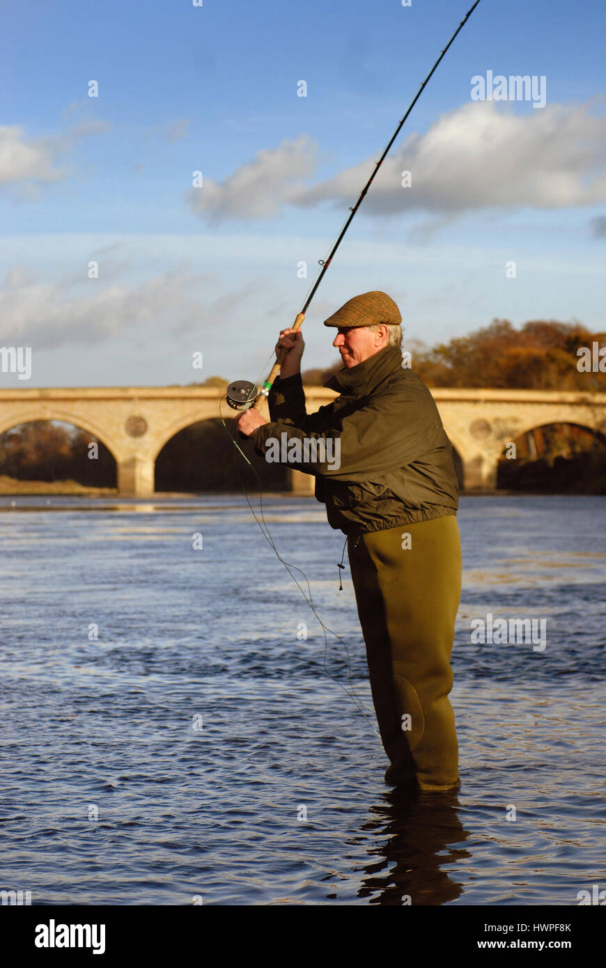 Jack Charlton pêche dans la Tweed à Cornhill-on-Tweed Banque D'Images