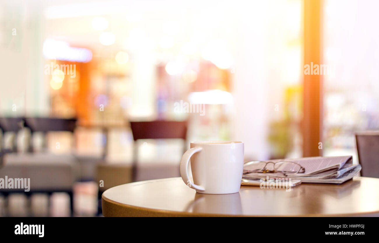 Close up hot Coffee cup à matin avec du papier journal et des verres à café avec table en bois Banque D'Images