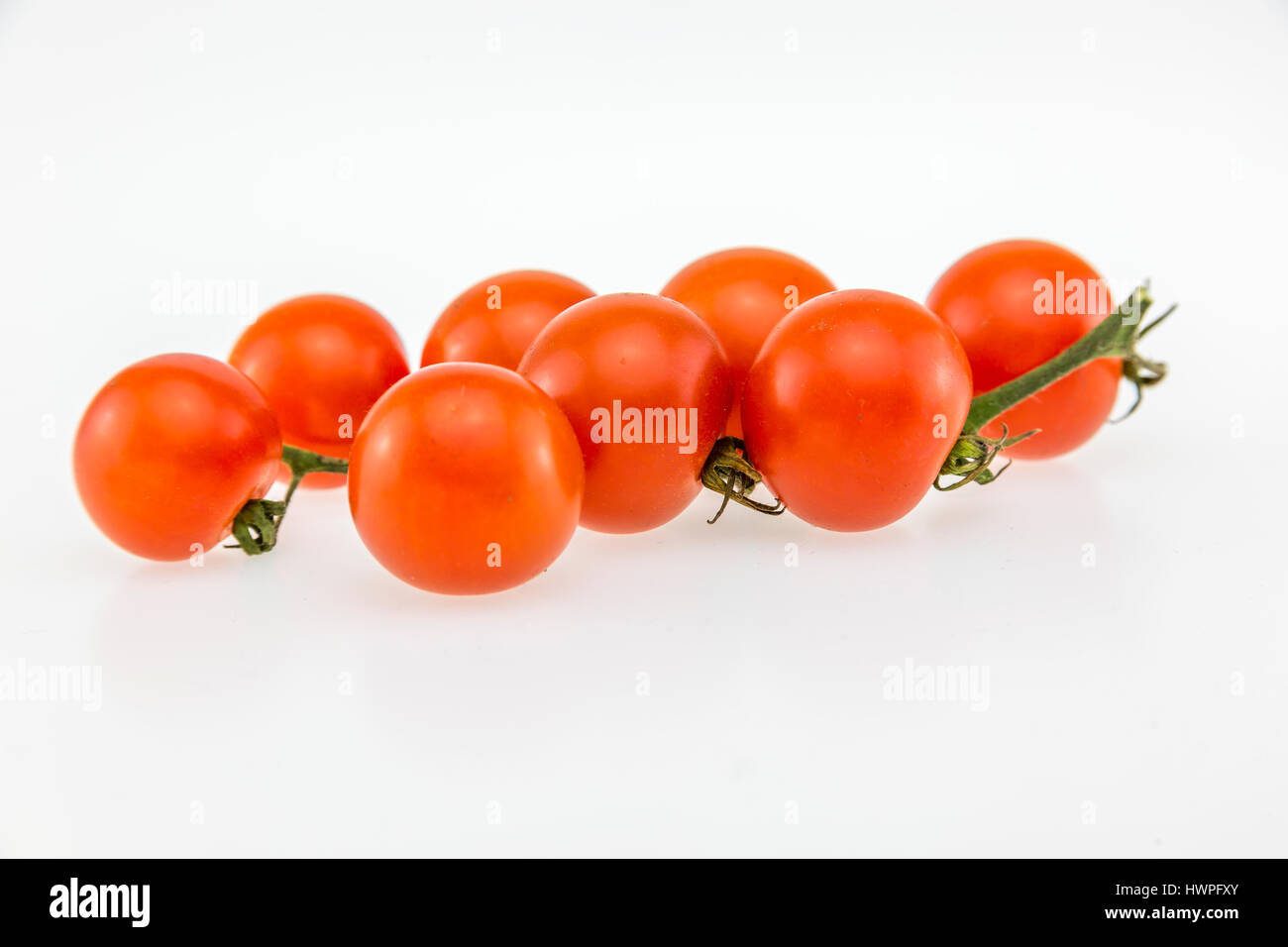 Tomates Tomates cerises rouges hidden vine Banque D'Images