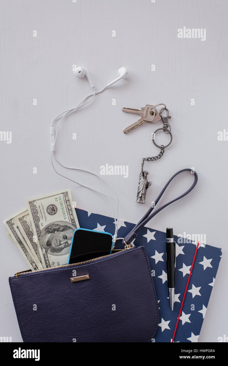 High angle view of US du papier-monnaie avec divers objets sur tableau blanc Banque D'Images