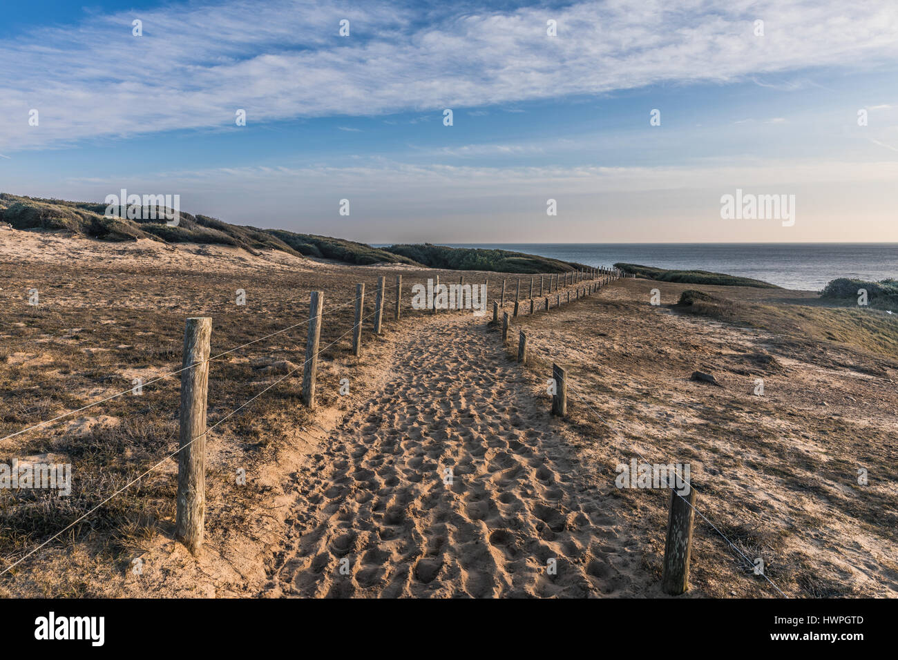 Chemin de sable sur le bord de mer de la baie de Cayola (Les Sables d'Olonne, France) Banque D'Images