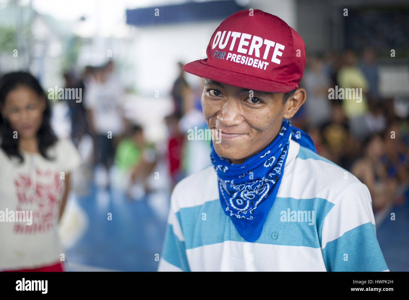 23 septembre 2016 - Région de la capitale nationale, Manille, Philippines - un jeune homme qui surrended à la police comme un usager de drogue pose avec une 'Duterte pour président' cap à un terrain de basket-ball utilisée pour le traitement des personnes ont été arrêtés ou qui ont à la police en surrended Duterte's drug war. (Crédit Image : © Dave Tacon via Zuma sur le fil) Banque D'Images