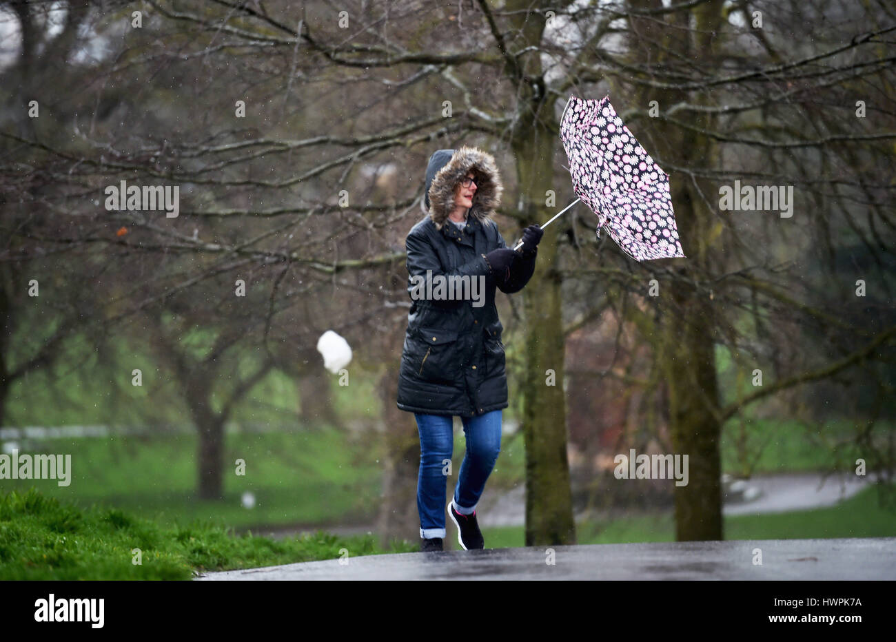 Brighton, UK. Mar 22, 2017. Une femme lutte avec son parapluie mouillé sur un matin froid et venteux à Brighton avec certaines parties de la Grande-Bretagne devraient avoir snow Crédit : Simon Dack/Alamy Live News Banque D'Images