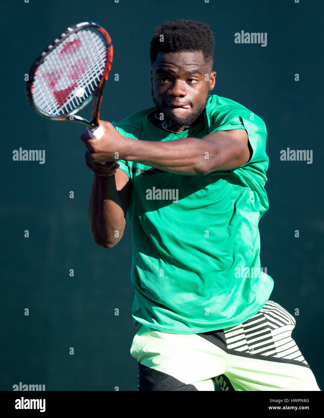 Key Biscayne, Floride, USA. Mar 21, 2017. Tiafoe Frances, des États-Unis, en action contre Mathias Bourgue, de France, à l'Open de Miami 2017 présenté par le tournoi de tennis professionnel Itau, joué à Crandon Park Tennis Center à Key Biscayne, en Floride, aux États-Unis. Mario Houben/CSM/Alamy Live News Banque D'Images