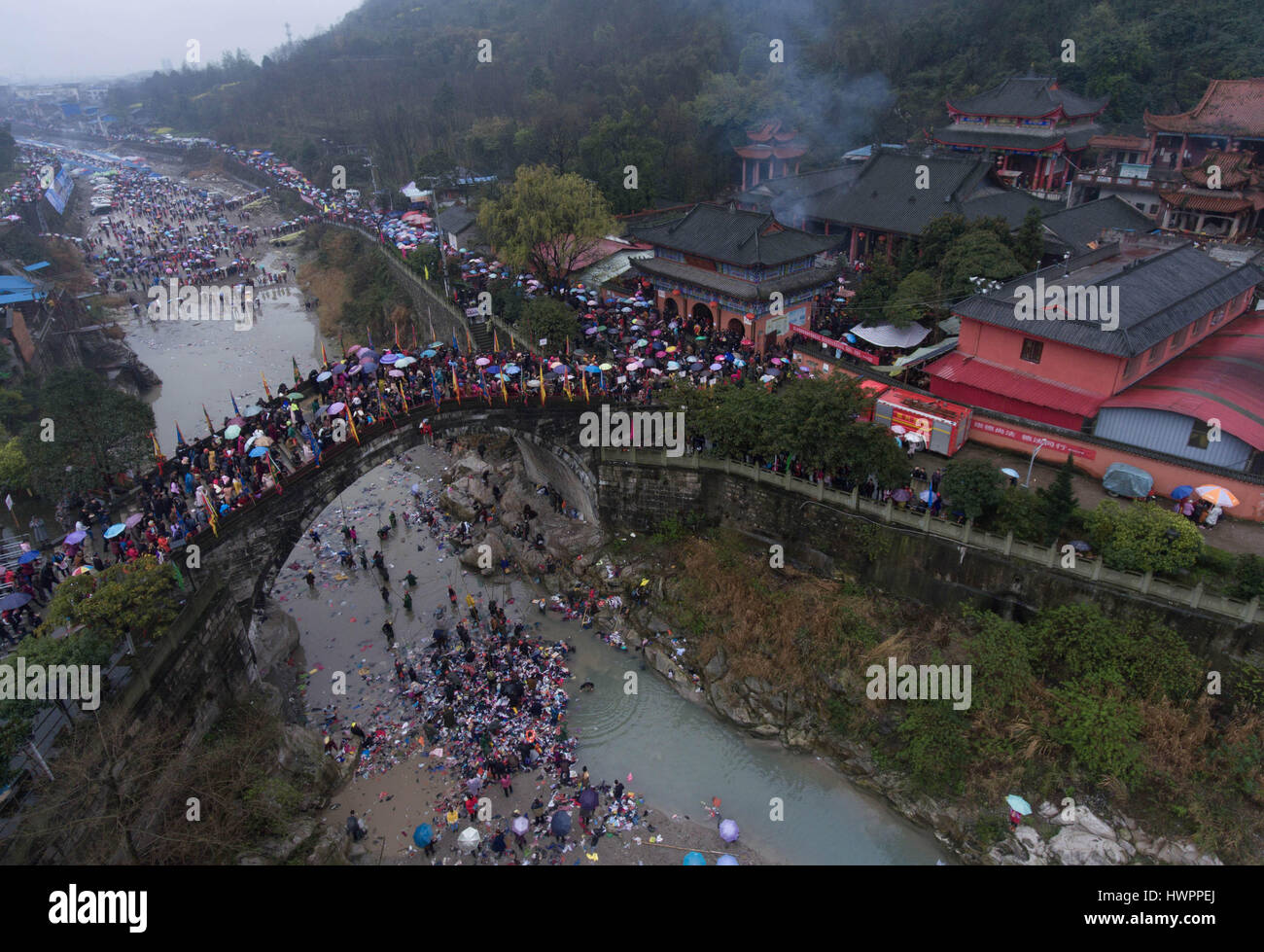 Un comté, la Chine. Mar 22, 2017. Les gens à l'inondation du pont Taiping à ''Stepping sur bridge'' pour prier pour la bonne chance en ville Jushui, un comté du sud-ouest de la province chinoise du Sichuan, le 22 mars 2017. Les résidents locaux suivent une tradition de ''Stepping sur bridge'' qui attire des dizaines de milliers de personnes à rejoindre chaque année. PHOTO Credit : CPRESS LIMITED/Alamy Live News Banque D'Images