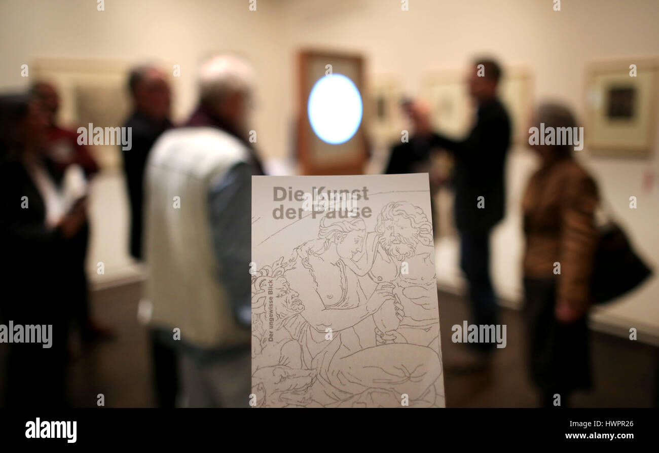 Cologne, Allemagne. Mar 22, 2017. Les visiteurs marchent à travers l'émission spéciale avec des originaux et reproductions à Cologne, Allemagne, 22 mars 2017. L'exposition 'L'art du traçage' peuvent être vus au Musée Wallraf-Richartz à partir de la 24 Mars au 11 juin 2017. Photo : Oliver Berg/dpa/Alamy Live News Banque D'Images