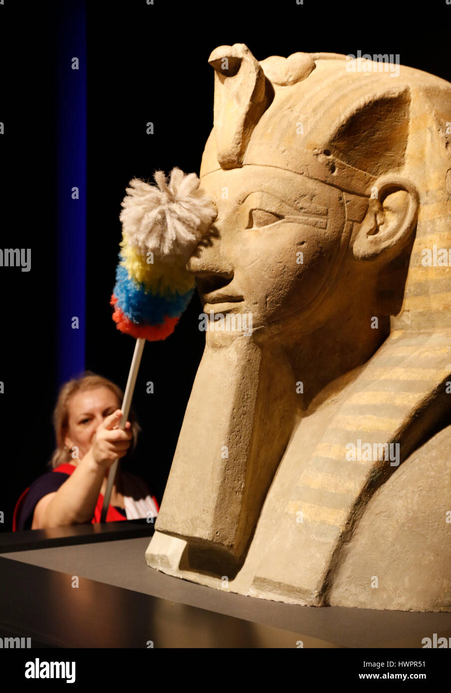 Rosenheim, Allemagne. Mar 22, 2017. Un employé du centre d'expositions nettoie la tête d'un sphinx d'Hatshepsout avec un plumeau à Rosenheim, Allemagne, 22 mars 2017.La figure de la xviiie dynastie (1479 - 1458 avant J.-C.) fait partie de l'exposition "pharaon". Le interatcive exposition au Lokschuppen à Rosenheim peut être visité entre le 24 mars et le 17 décembre 2017. Photo : Uwe Lein/dpa/Alamy Live News Banque D'Images