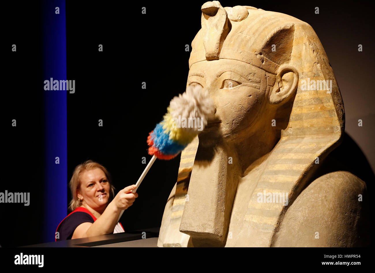 Rosenheim, Allemagne. Mar 22, 2017. Un employé du centre d'expositions nettoie la tête d'un sphinx d'Hatshepsout avec un plumeau à Rosenheim, Allemagne, 22 mars 2017.La figure de la xviiie dynastie (1479 - 1458 avant J.-C.) fait partie de l'exposition "pharaon". Le interatcive exposition au Lokschuppen à Rosenheim peut être visité entre le 24 mars et le 17 décembre 2017. Photo : Uwe Lein/dpa/Alamy Live News Banque D'Images