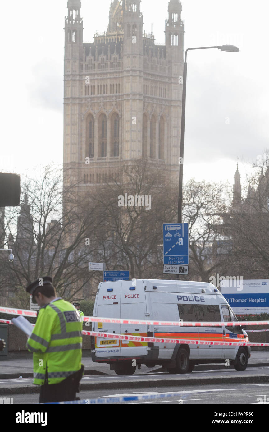 Londres, Royaume-Uni. Mar 22, 2017. Le pont de Westminster est encerclée aux membres du public de Londres, et la zone autour de Westminster et les chambres du Parlement a été évacué après une attaque terroriste présumé. Credit : amer ghazzal/Alamy Live News Banque D'Images