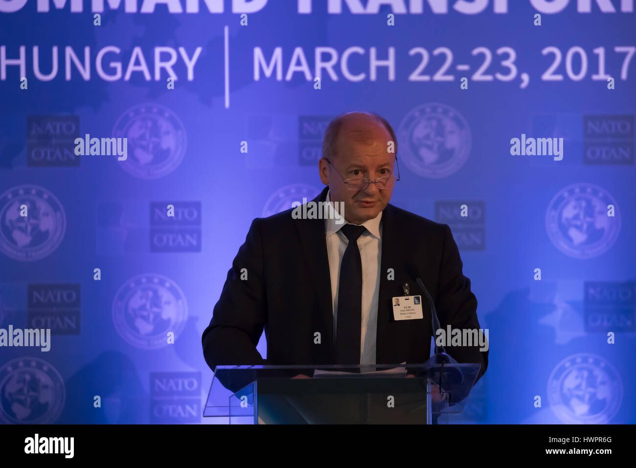 Budapest. Mar 22, 2017. Le Ministre hongrois de la Défense Istvan Simicsko prononce un discours à l'ouverture d'une conférence de deux jours intitulé "séminaire" La Transformation de l'OTAN à Budapest, Hongrie le 22 mars 2017. Credit : Attila Volgyi/Xinhua/Alamy Live News Banque D'Images Budapest. Mar 22, 2017. Le Ministre hongrois de la Défense Istvan Simicsko prononce un discours à l'ouverture d'une conférence de deux jours intitulé "séminaire" La Transformation de l'OTAN à Budapest, Hongrie le 22 mars 2017. Credit : Attila Volgyi/Xinhua/Alamy Live News Banque D'Images